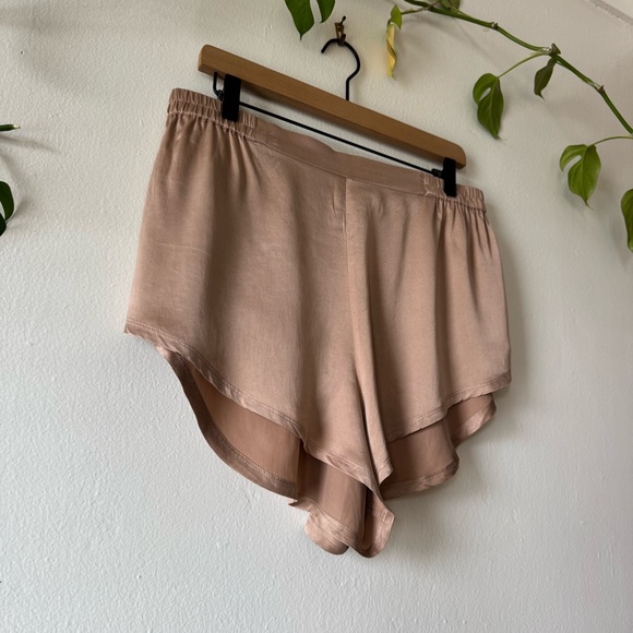 Lunya Blush Silk Sleep Shorts Size L - Picture 2 of 8